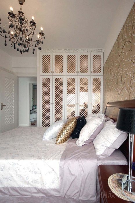 臥室衣柜白色格子衣柜門(mén)