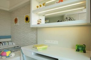 小孩房白色書(shū)桌藍(lán)色寫(xiě)字學(xué)習(xí)椅