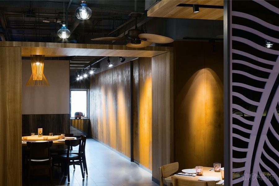 餐廳裝修過道實(shí)木飾面
