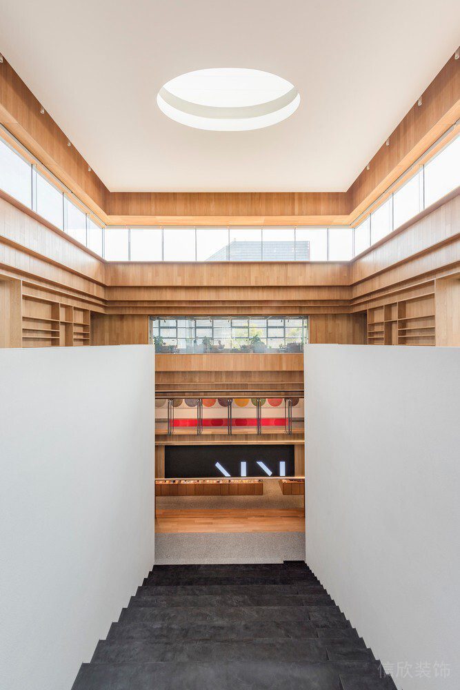 階梯式走廊設(shè)計(jì)原木風(fēng)過(guò)道