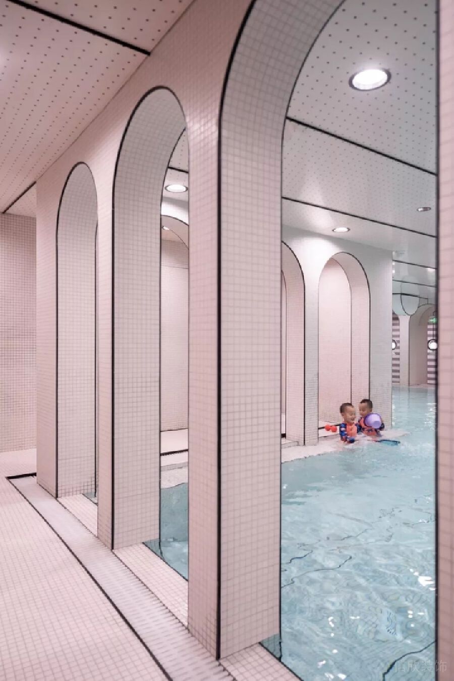 黑粉撞色泳池健身房機(jī)構(gòu)裝修