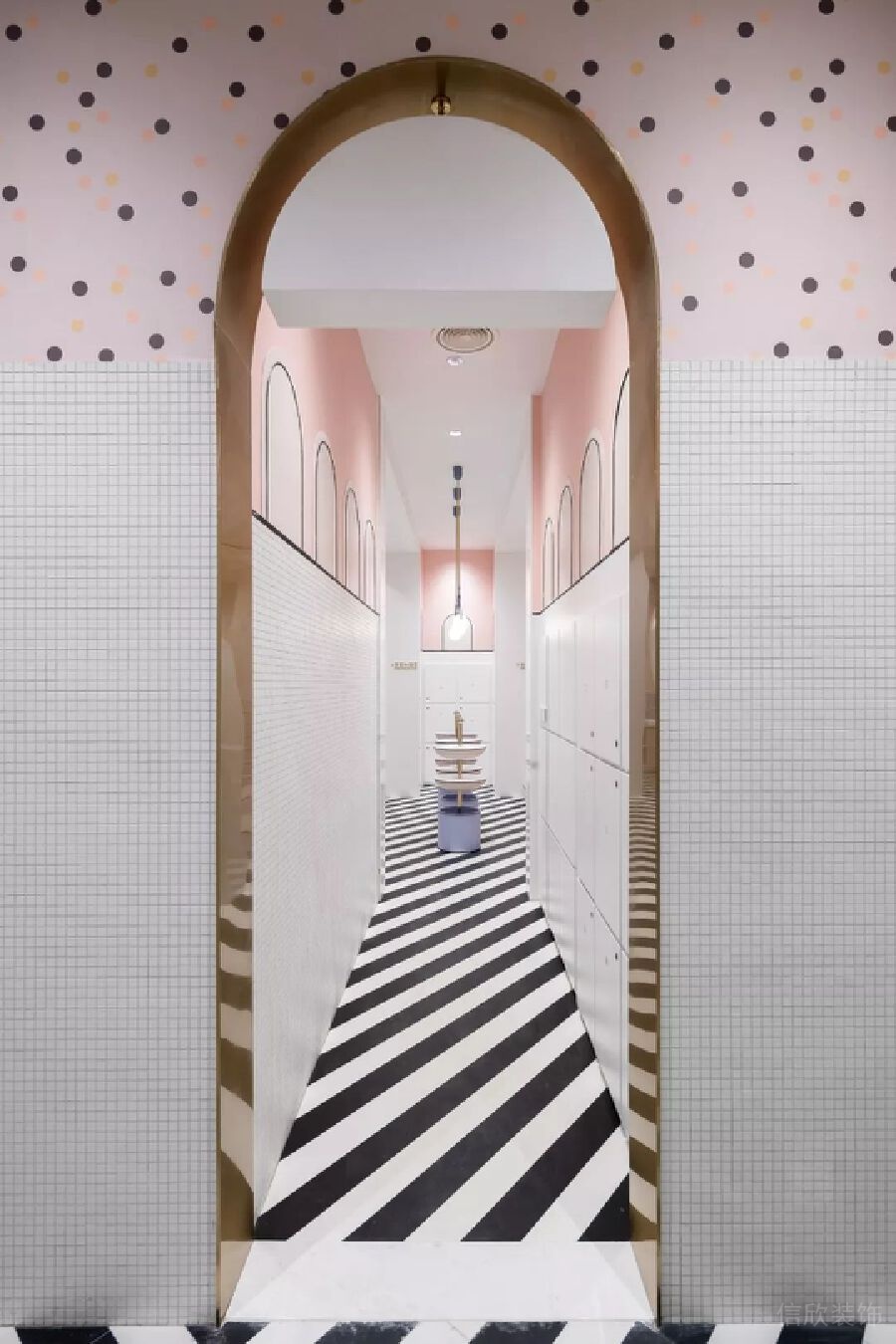 波點(diǎn)小方磚過(guò)道更衣室機(jī)構(gòu)效果圖