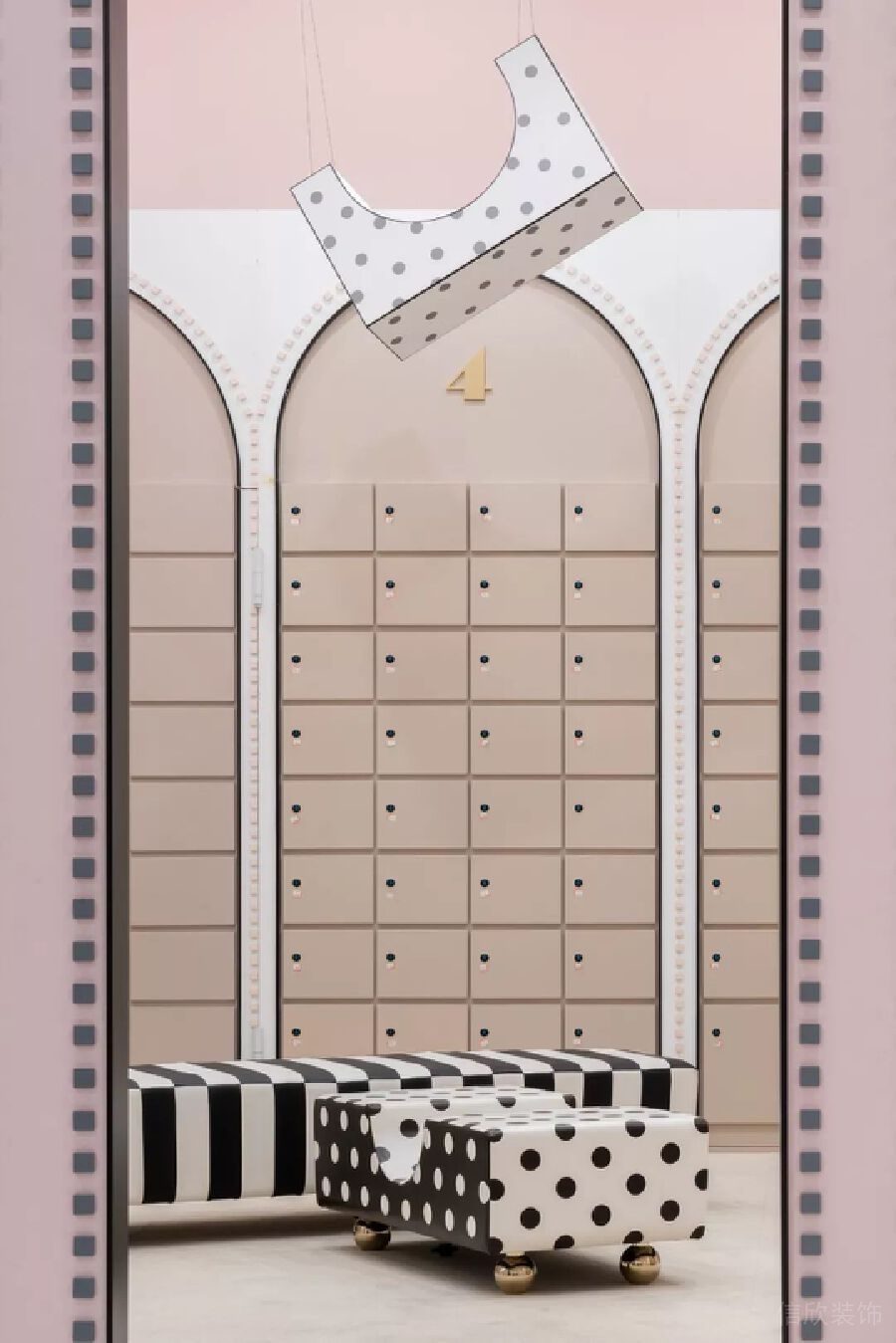 積木波點(diǎn)不規(guī)則吊頂裝飾收納木柜機(jī)構(gòu)裝修