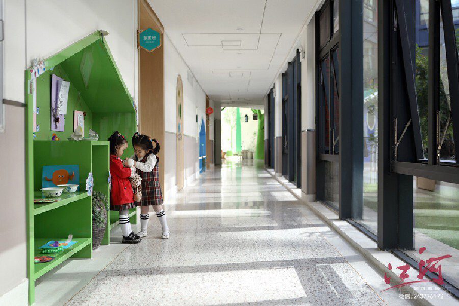 綠色墻體走廊現(xiàn)代教室設(shè)計(jì)圖