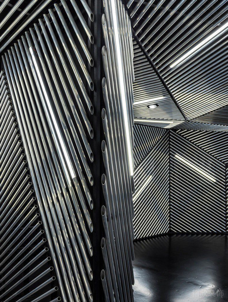 金屬銀色管道墻壁設(shè)計(jì)辦公室過(guò)道區(qū)域