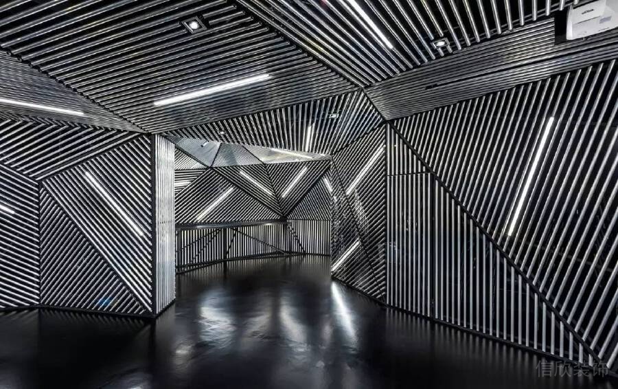 幾何燈飾現(xiàn)代視覺墻體設(shè)計辦公室裝修圖