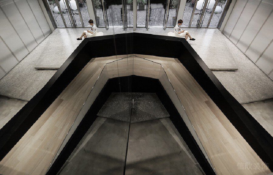 斜坡實(shí)木直線式辦公室過(guò)道裝修