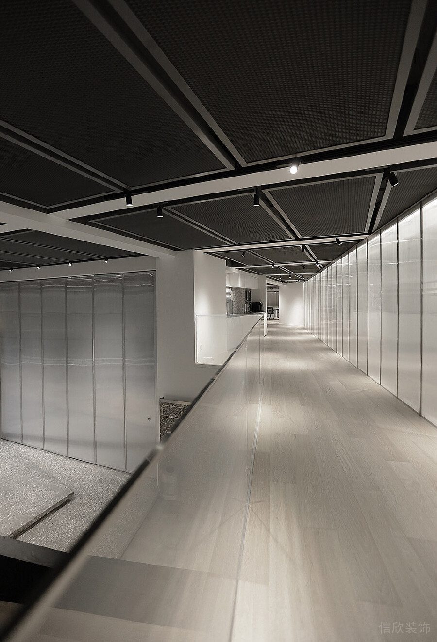 木質(zhì)淺色地板直線式過(guò)道辦公室工業(yè)風(fēng)裝修