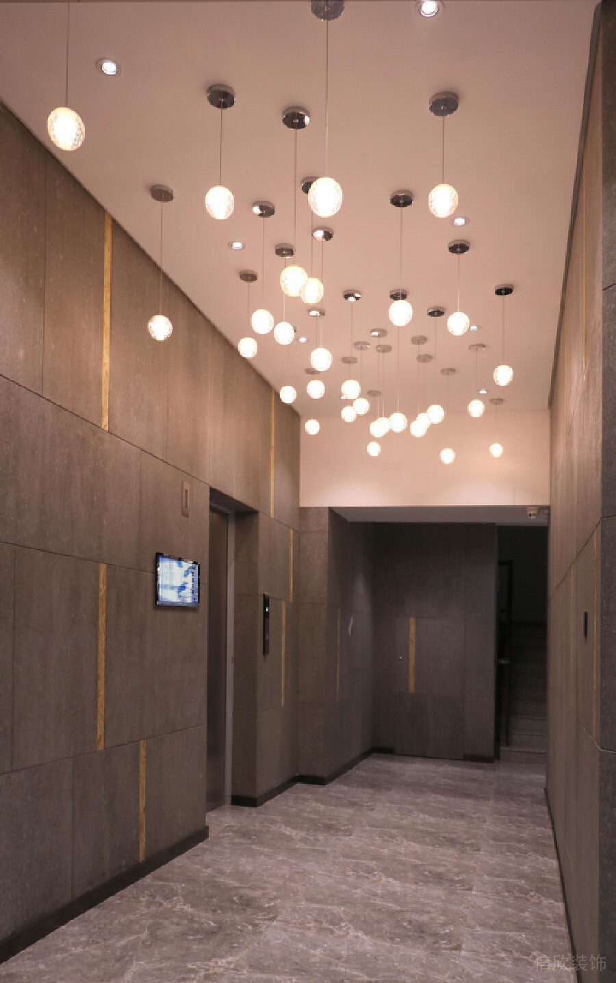 創(chuàng)意多燈飾天花設(shè)計(jì)辦公室過(guò)道大理石