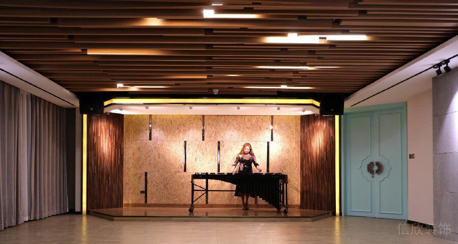 木質(zhì)演講臺(tái)地板抬高區(qū)域教室機(jī)構(gòu)裝修