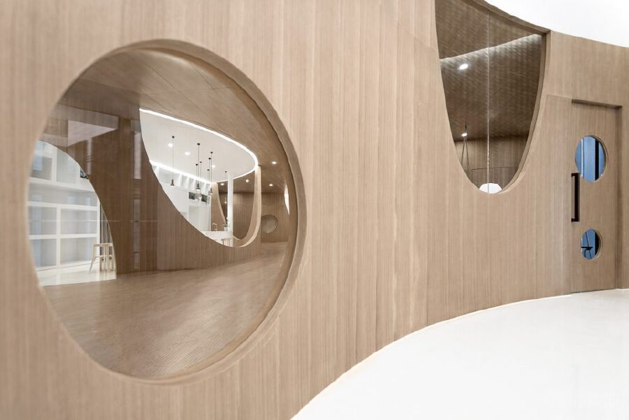 鏤空玻璃圓形純木設(shè)計(jì)弧形辦公室走廊