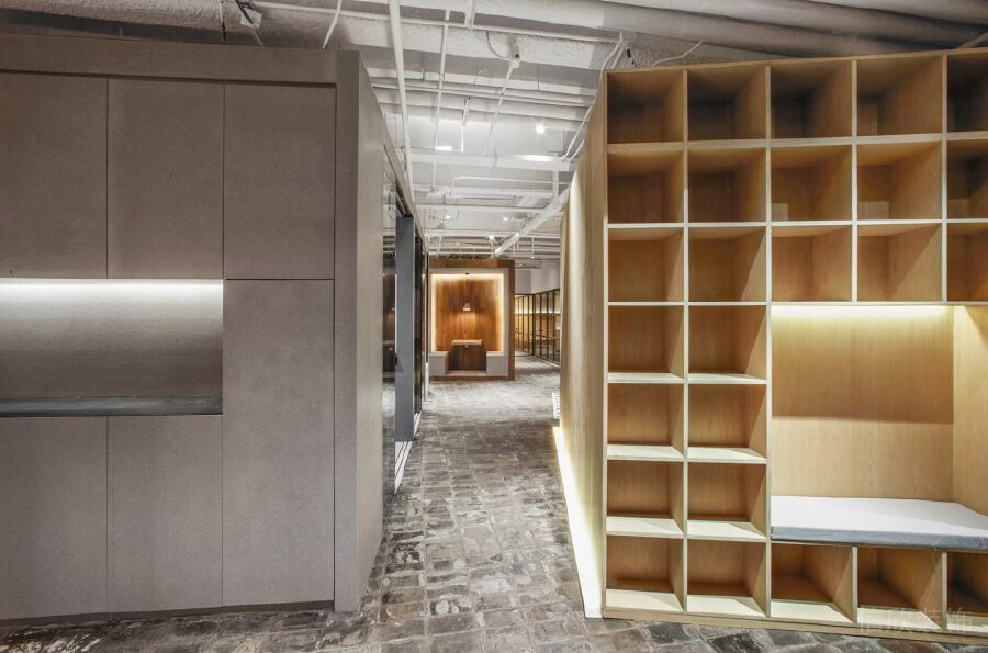 對(duì)稱式設(shè)計(jì)格子木飾設(shè)計(jì)辦公室過(guò)道