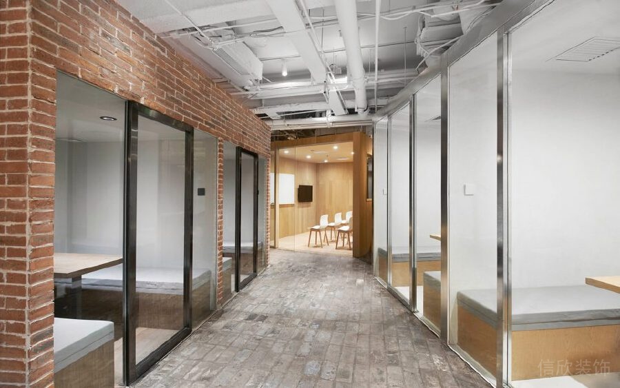 紅色墻磚復(fù)古工業(yè)風(fēng)辦公室裝修設(shè)計(jì)過(guò)道