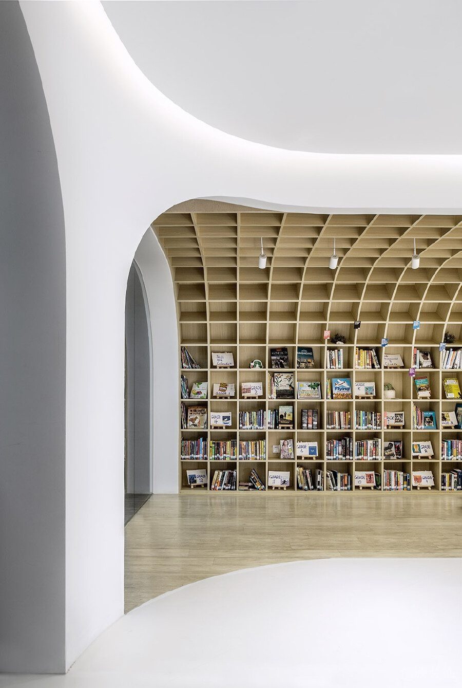 多功能收納內嵌式木柜過道閱讀機構裝修設計