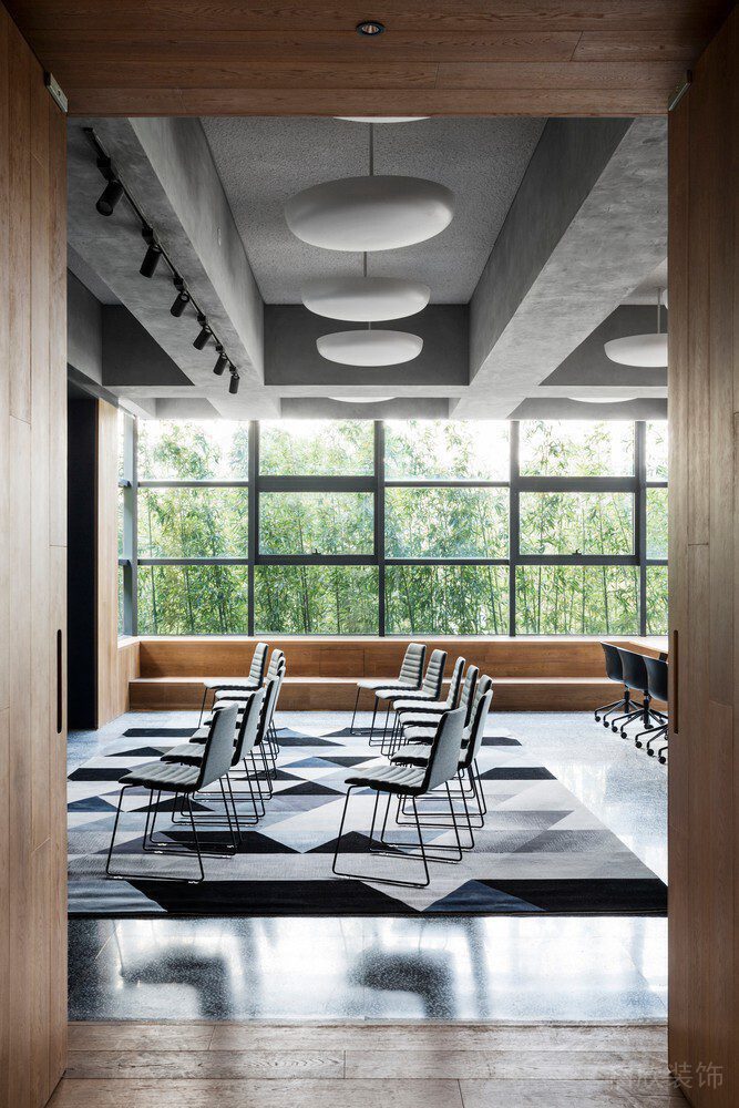 環(huán)形過(guò)道辦公室培訓(xùn)教室原木風(fēng)裝修