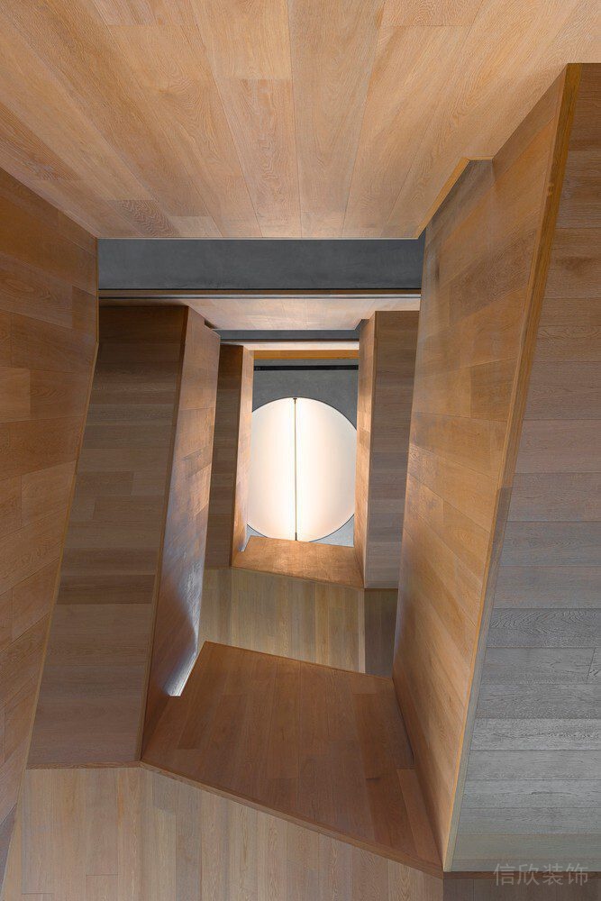 原木風(fēng)過(guò)道幾何辦公室裝修