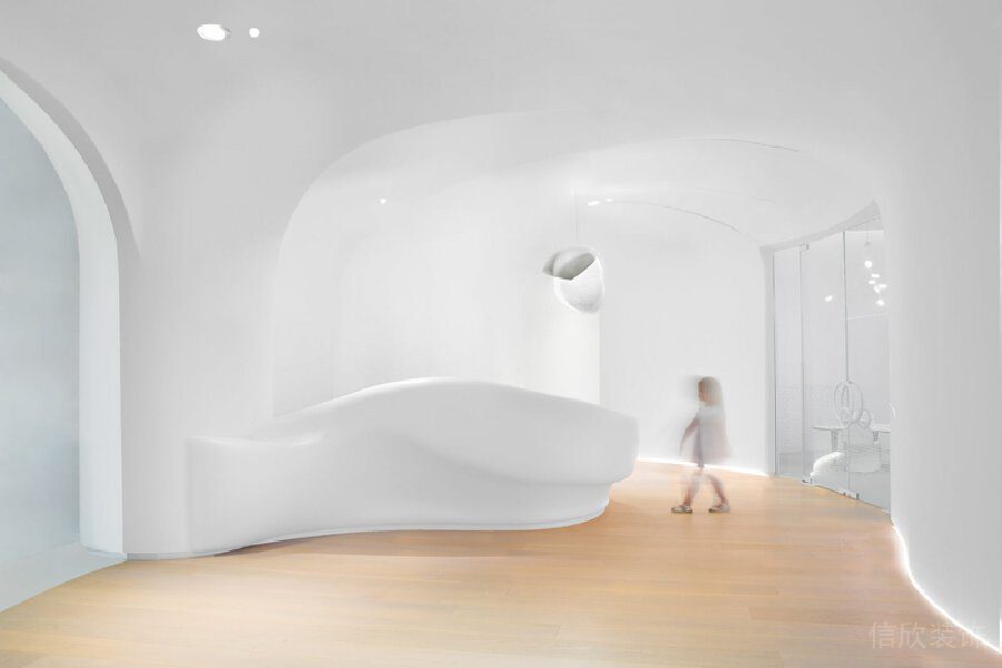 極簡(jiǎn)風(fēng)弧形線條木質(zhì)大廳機(jī)構(gòu)裝修