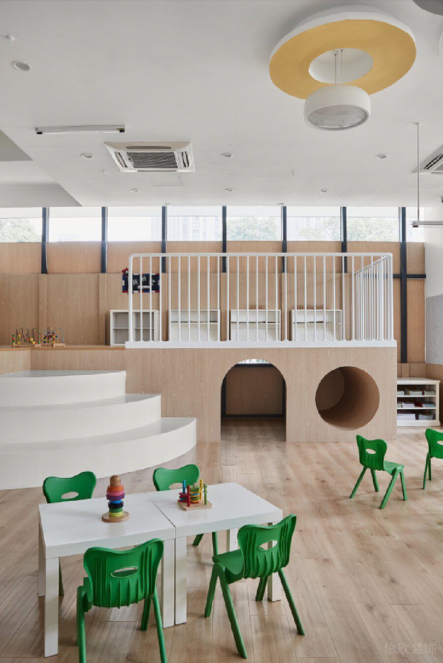 原木風過道階梯純白現代兒童機構裝修