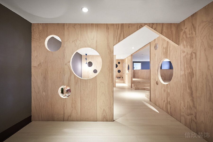 鏤空墻體培訓(xùn)機構(gòu)裝修設(shè)計圓形墻體過道效果圖