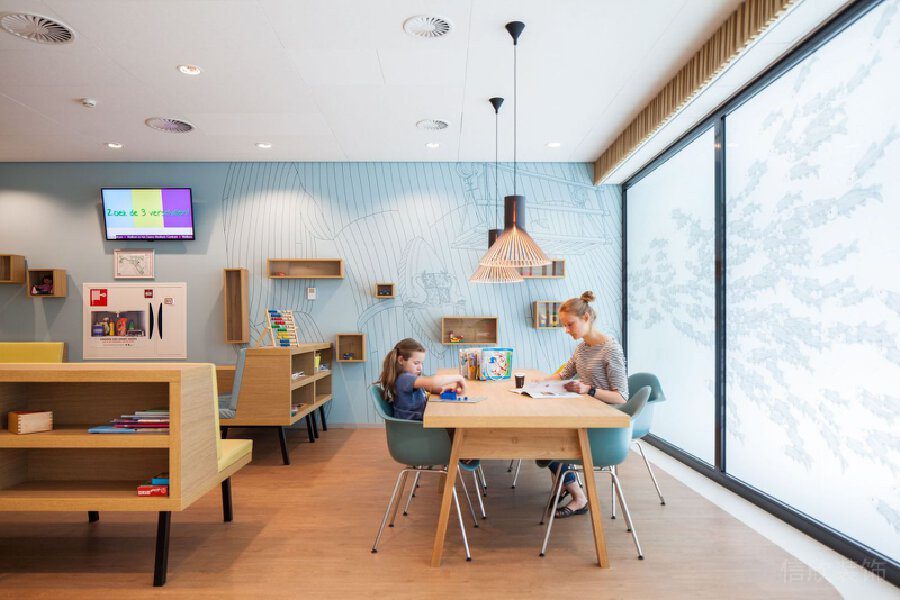 閱讀區(qū)域自習(xí)室原木風(fēng)收納書柜裝修