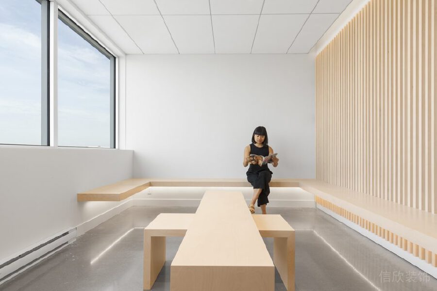 原木風(fēng)辦公室裝修設(shè)計環(huán)形懸空座椅燈飾設(shè)計