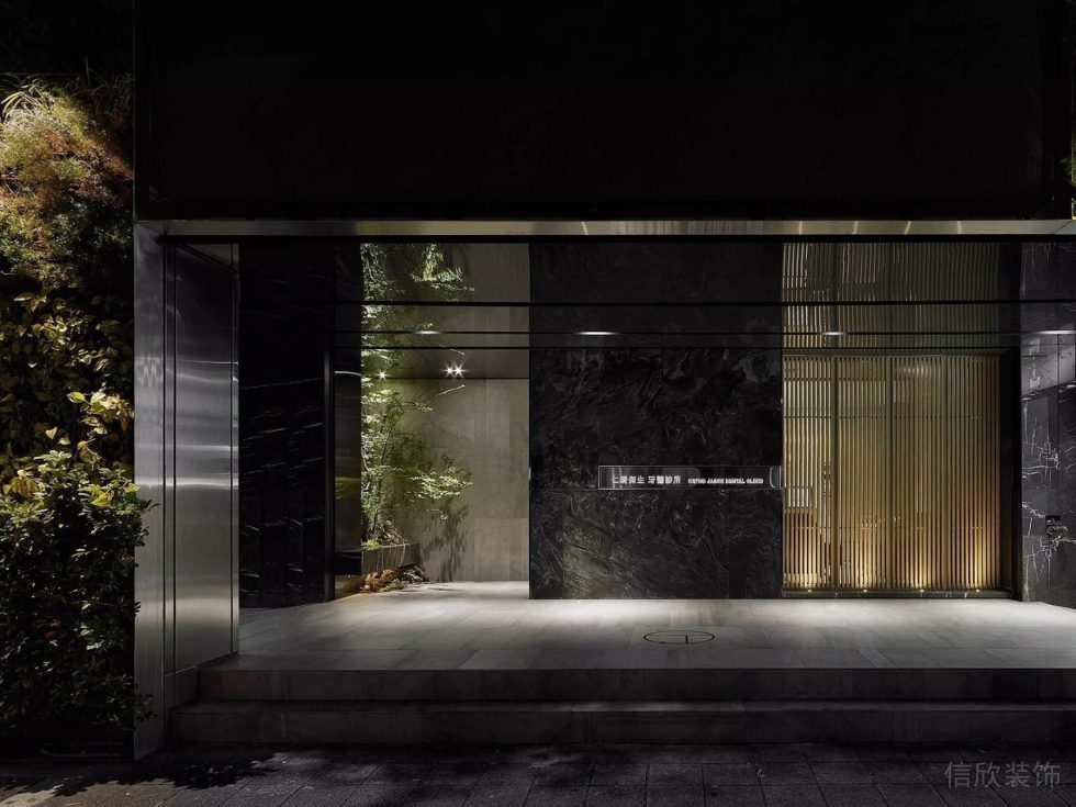 暗色調(diào)辦公室大門設(shè)計大理石木飾面效果