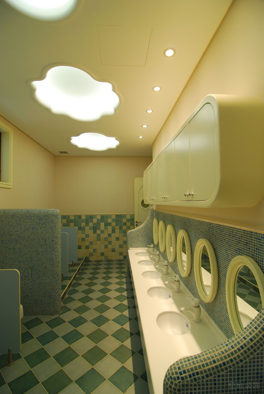 瓷磚鋪貼兒童友好衛生間天花創意效果圖