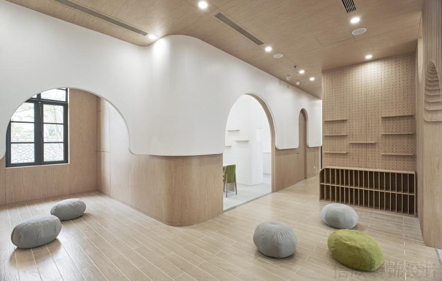 原木風日系半橋通體設計機構過道裝修效果圖