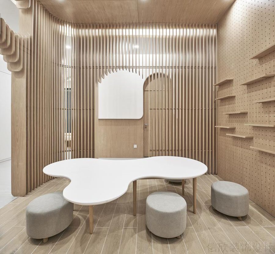 鏤空柵格版條紋設(shè)計環(huán)保木質(zhì)多功能會議室