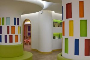 墻體彩虹色彩裝修設計墻柱辦公室過道休息區