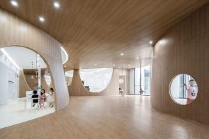 原木風(fēng)興趣班過(guò)道裝修設(shè)計(jì)效果圖簡(jiǎn)約弧形線條鏤空墻體