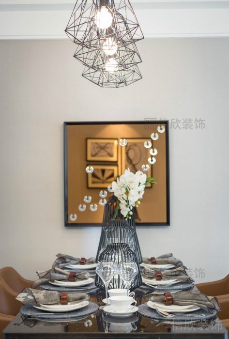 天花金屬就餐區(qū)直線設計大理石桌面整屋智能裝修