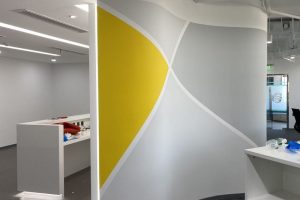 墻體弧線創(chuàng)意辦公室效果圖前臺區(qū)裝修