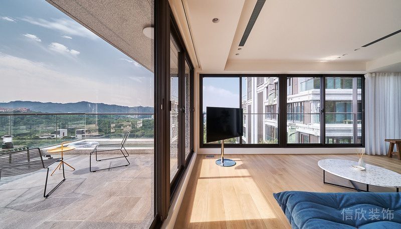 現代簡約風玻璃平推門戶外陽臺交接處過道木質室內設計臥室裝修海景房