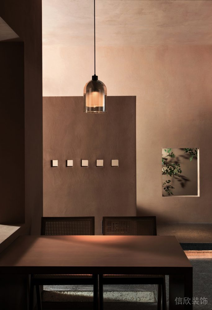 日式簡約就餐區裝修鏤空金屬棕色調創意鏤空墻體餐廳設計