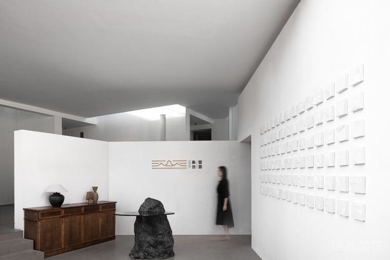 純白辦公室過道創(chuàng)意設計墻體形象版裝修