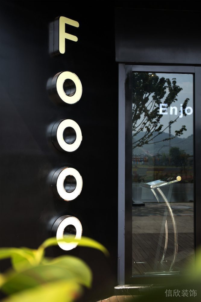 店鋪裝修設(shè)計燈飾效果黑色門框裝修玻璃效果圖