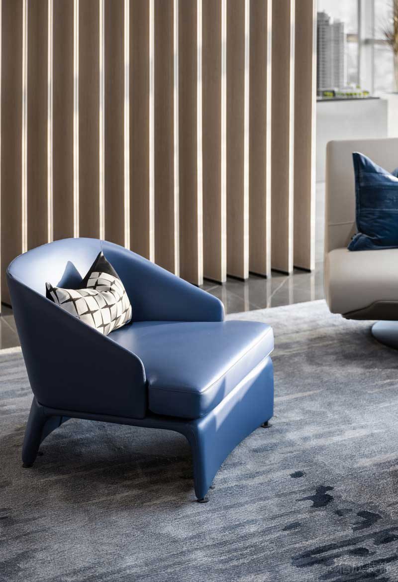 木質(zhì)條紋鏤空墻體裝修皮革沙發(fā)地毯辦公室洽談區(qū)