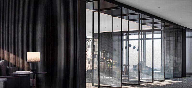 辦公室工業(yè)風(fēng)旋轉(zhuǎn)玻璃門(mén)隔斷效果圖