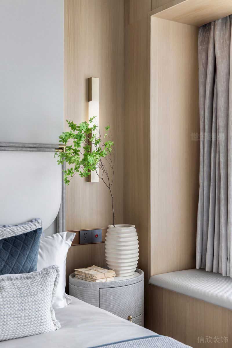 北歐現代風樣板間次臥床頭柜裝飾綠植