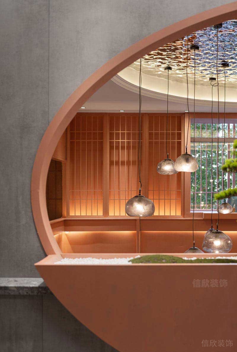 現代簡約風天花吊頂餐廳裝修弧形窗洞設計方案