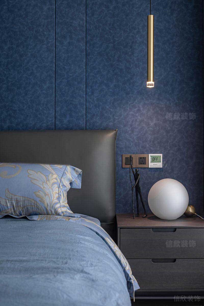 深藍(lán)色墻板的床頭背景效果