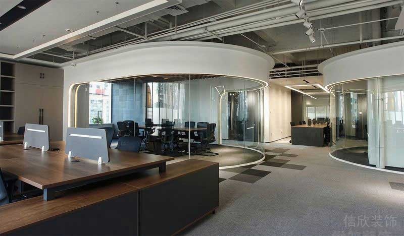 現代工業(yè)風辦公空間玻璃房工作區(qū)