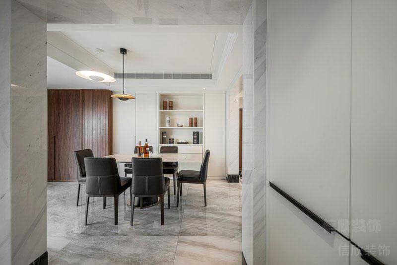 現(xiàn)代簡約風(fēng)家居餐廳深色餐椅