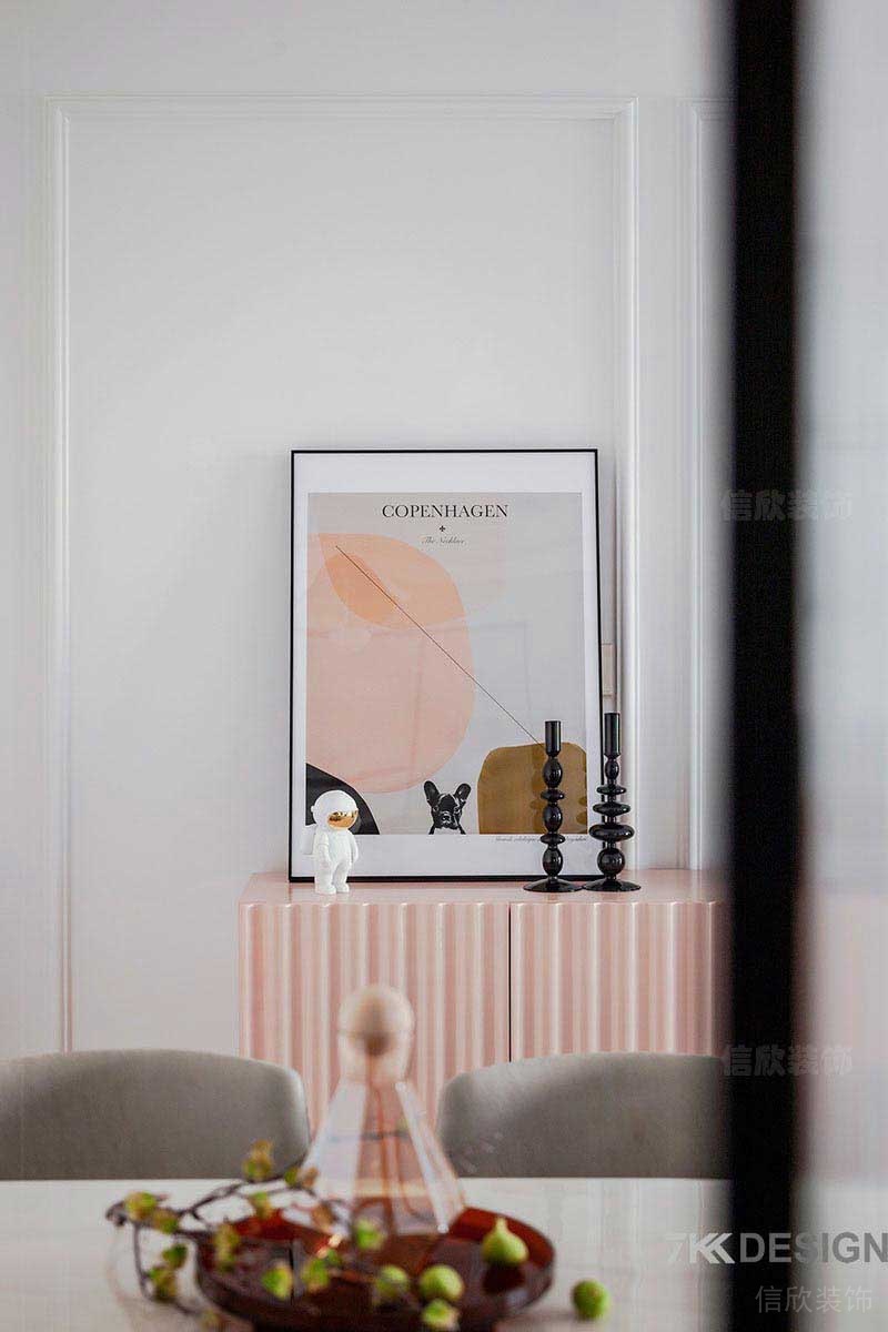 新房美式風(fēng)白色護(hù)墻板粉色系餐邊柜效果圖