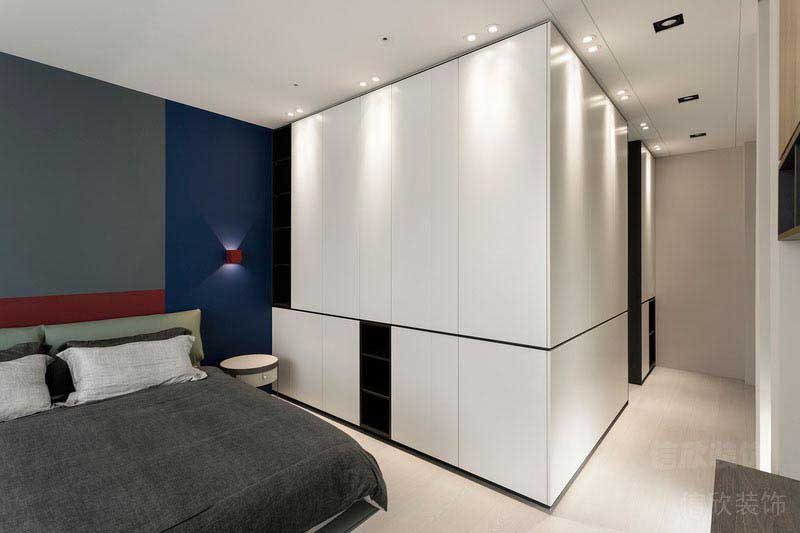 新房現(xiàn)代簡約風臥室科技感背景墻白色衣柜效果圖