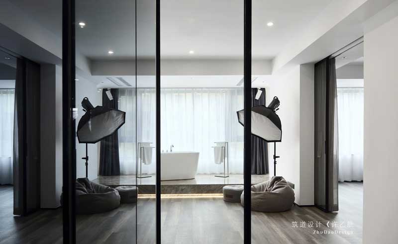 極富質(zhì)感的進(jìn)口陳設(shè)架構(gòu)出空間的精致度與清雅氣質(zhì),煥發(fā)文化交融的意蘊(yùn)神采,暈染出深雋內(nèi)斂的現(xiàn)代簡(jiǎn)約空間,讓生活寬度再次延展。 極富質(zhì)感的進(jìn)口陳設(shè)架構(gòu)出空間的精致度與清雅氣質(zhì),煥發(fā)文化交融的意蘊(yùn)神采,暈染出深雋內(nèi)斂的現(xiàn)代簡(jiǎn)約空間,讓生活寬度再次延展。