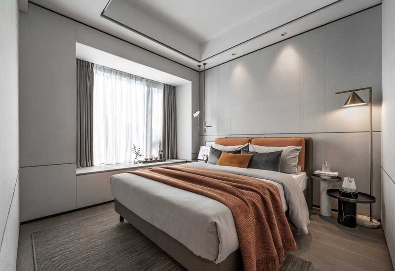 臥室的柔和色調倍感愜意、舒適簡約 前景墻的高級灰搭配溫潤素雅的地板, 融合軟裝中高級的色彩搭配精致點綴 干凈沉穩的造型、細節完美的體現, 將新中式的調性發揮的恰到好處 臥室的柔和色調倍感愜意、舒適簡約 前景墻的高級灰搭配溫潤素雅的地板, 融合軟裝中高級的色彩搭配精致點綴 干凈沉穩的造型、細節完美的體現, 將新中式的調性發揮的恰到好處