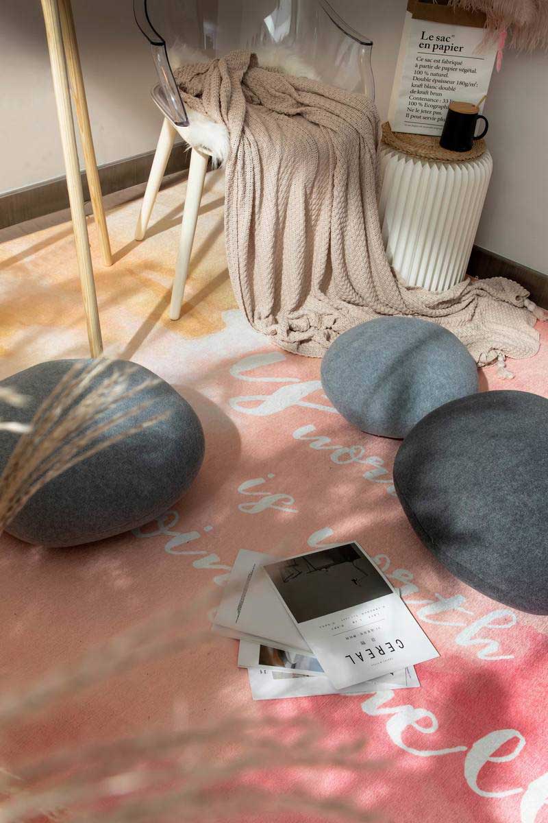 深圳羅湖區(qū)極簡(jiǎn)風(fēng)80平方復(fù)式小戶型裝修設(shè)計(jì)娛樂(lè)區(qū)抱枕