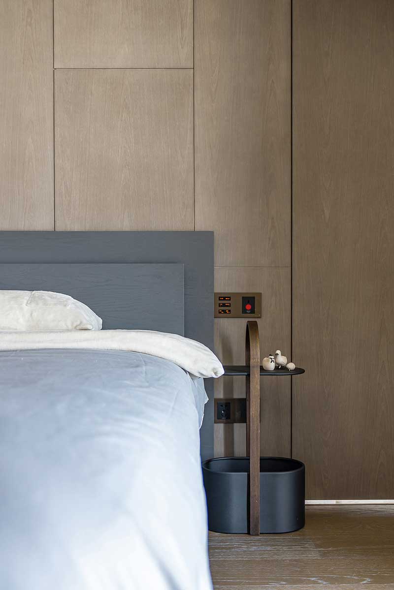 主臥家具以高級灰質感為主,靜謐的色調也使空間充滿寧靜的氣息。床頭背景墻改造成了整面水洗秋香木紋的護墻板+隱形門,令空間更加平衡,既有工業風的粗獷感,造型又很簡約,與現有裝修基礎完美融合。 主臥家具以高級灰質感為主,靜謐的色調也使空間充滿寧靜的氣息。床頭背景墻改造成了整面水洗秋香木紋的護墻板+隱形門,令空間更加平衡,既有工業風的粗獷感,造型又很簡約,與現有裝修基礎完美融合。